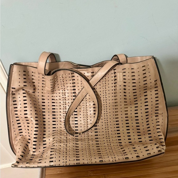 Phase 3 Roomy Perforated Tote - Picture 4 of 15